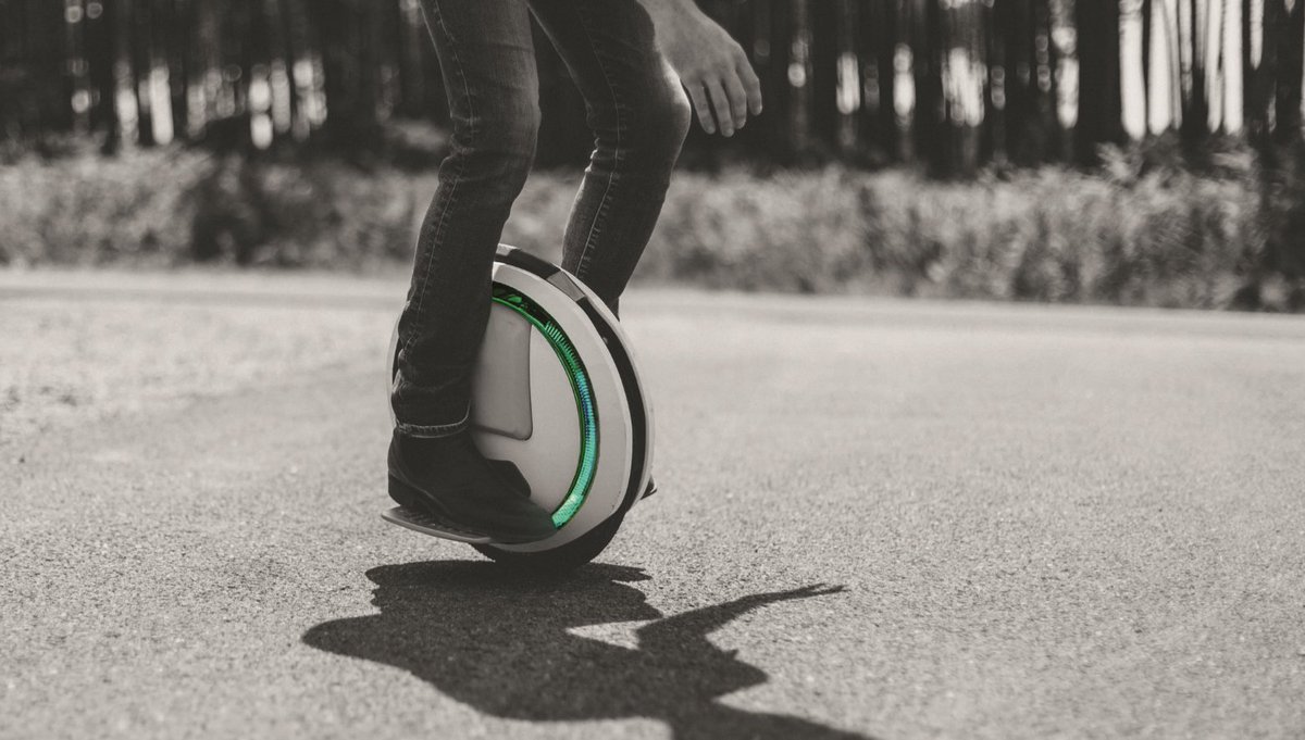 Mamosca's tweet photo. Gyropodes, e-trottinettes, skateboard... un casse-tête urbain > https://t.co/8IIdpVBWci via @lesnums https://t.co/WjRaTvfJuN