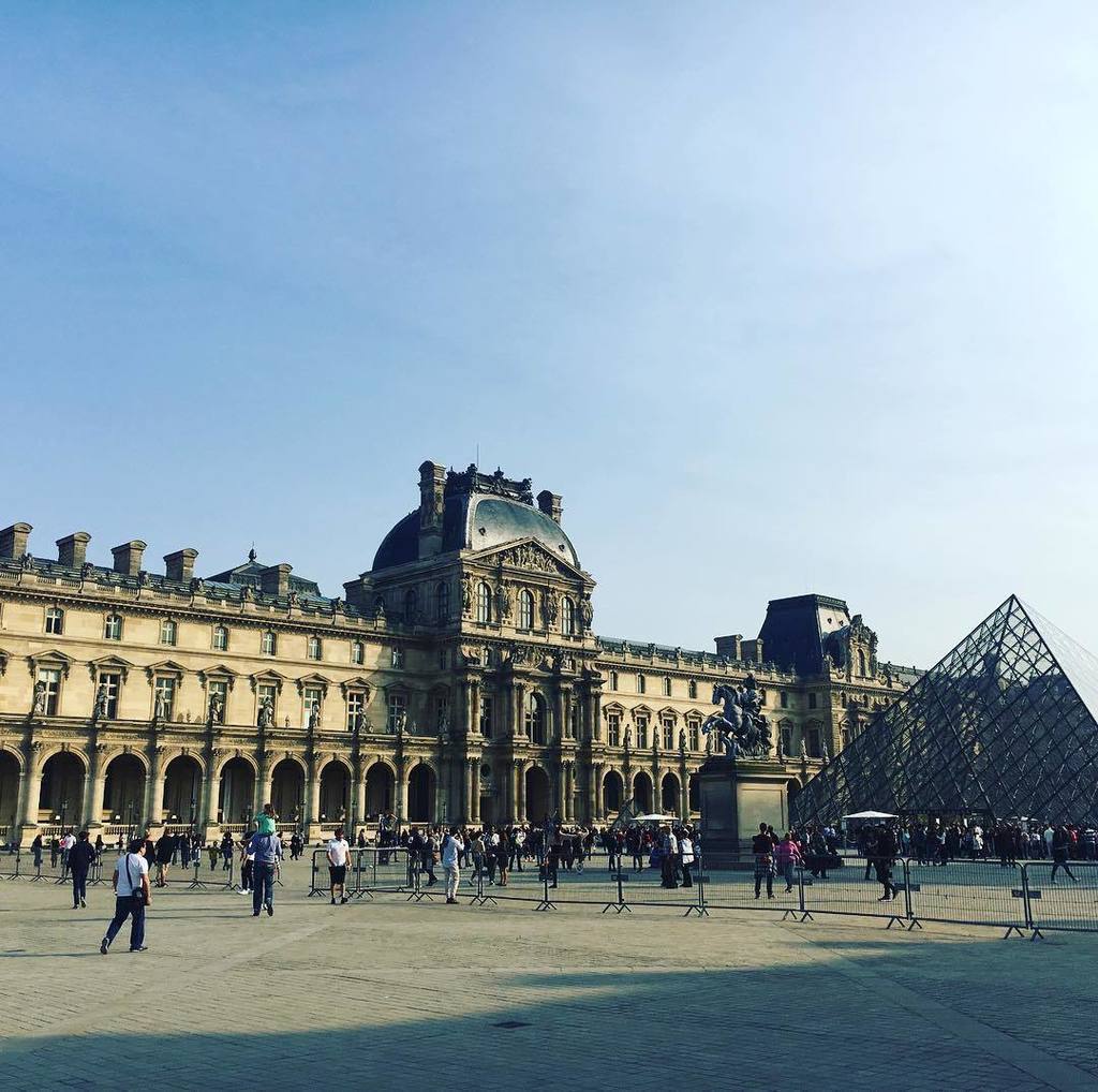 lizmcreative's tweet photo. And now we wait... lines for days. In awe at #louvre #paris #wanderlust #travel #art #visitor #parisinfall #feelsl… https://t.co/13gGGmoUSF https://t.co/v2Xf4iQYLr