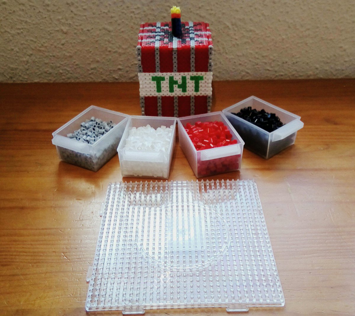 Mundo__Hama's tweet photo. ¡Buenos días! ¿Cómo habéis empezado el lunes? Nosotros estamos preparando un nuevo pedido, 6 cajas de TNT. https://t.co/FUpX4oMP5r