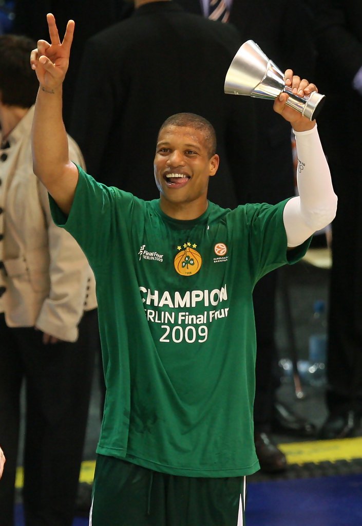 EuroLeagueGR's tweet photo. Ο @coachmeezy8  είναι ο παίκτης που έχει ευστοχήσει στα περισσότερα δίποντα (949 σε 1.613 προσπάθειες) στην ιστορία της Euroleague! https://t.co/73OKLXu523