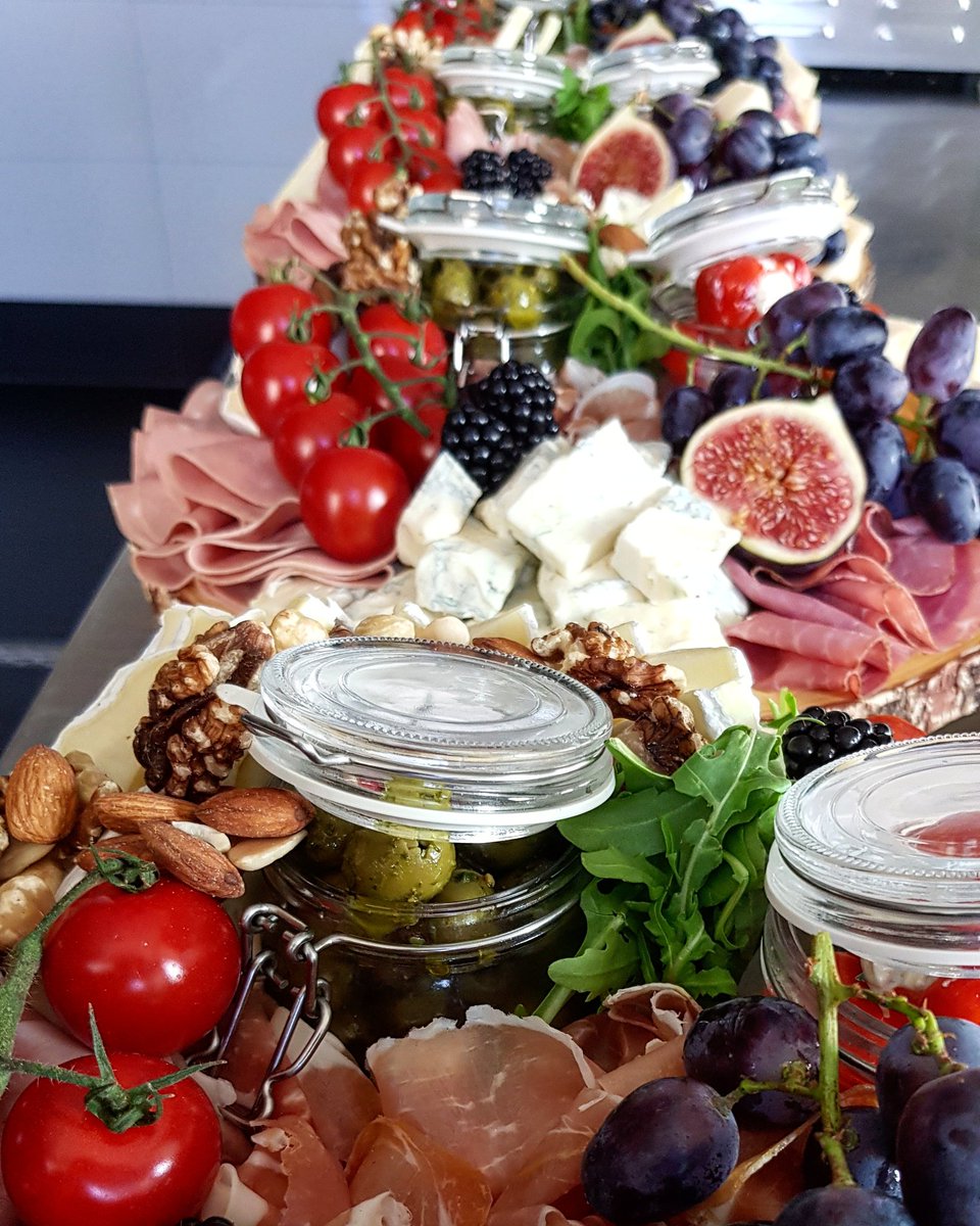Antipasti voor bij de borrel🥂
Binnenkort meer informatie over onze kersthapjes, buffetten en feestelijke borrelplanken.
#catering #kerst