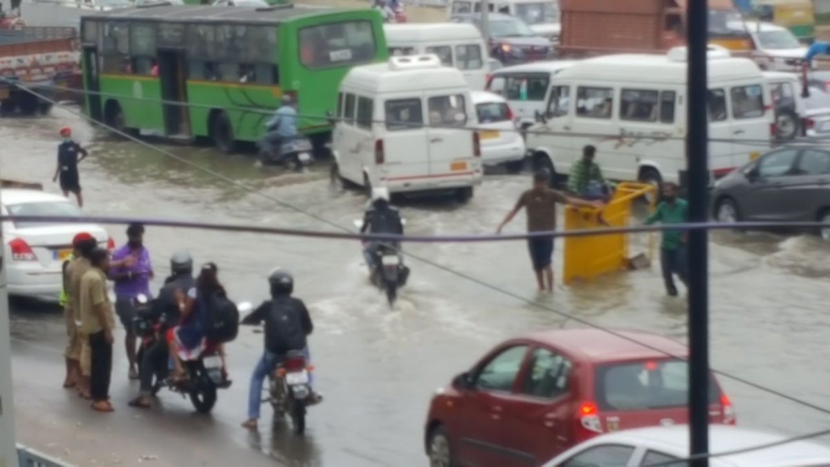 blrcitytraffic's tweet photo. Slow moving traffic at Ecospace due to water flowing continued its increasing. https://t.co/S6HIAO1dhb