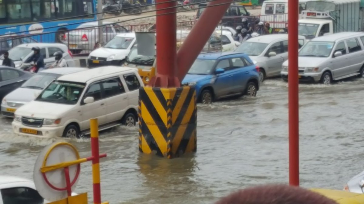 blrcitytraffic's tweet photo. Slow moving traffic at Ecospace due to water flowing continued its increasing. https://t.co/S6HIAO1dhb