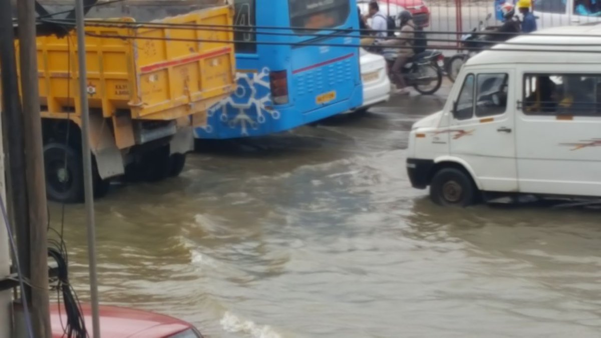 blrcitytraffic's tweet photo. Slow moving traffic at Ecospace due to water flowing continued its increasing. https://t.co/S6HIAO1dhb
