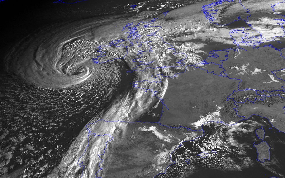 L'#Ouragan exceptionnel #Ophelia, rétrogradé en tempête, vu il y a 2h par <a href="/eumetsat/">EUMETSAT</a>
L'Irlande en alerte rouge
➡️ bit.ly/2xIbc9k