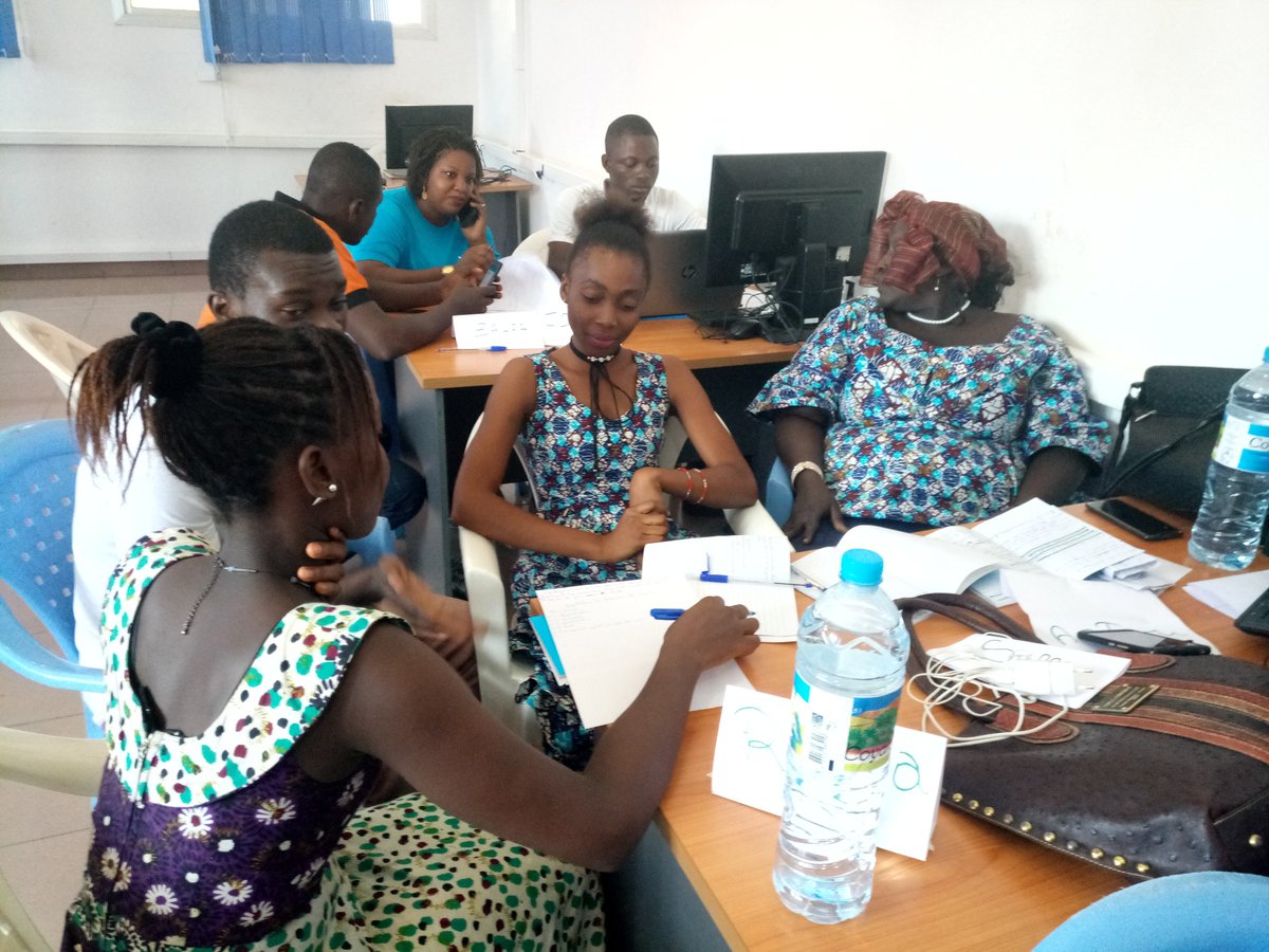 agbef_pf's tweet photo. Travaux de groupe pendant l'atelier d'orientation des Jeunes du MAJ et des mentors sur les conséquences de la stigmatisation de l’avortement https://t.co/GSeCvkKHB0