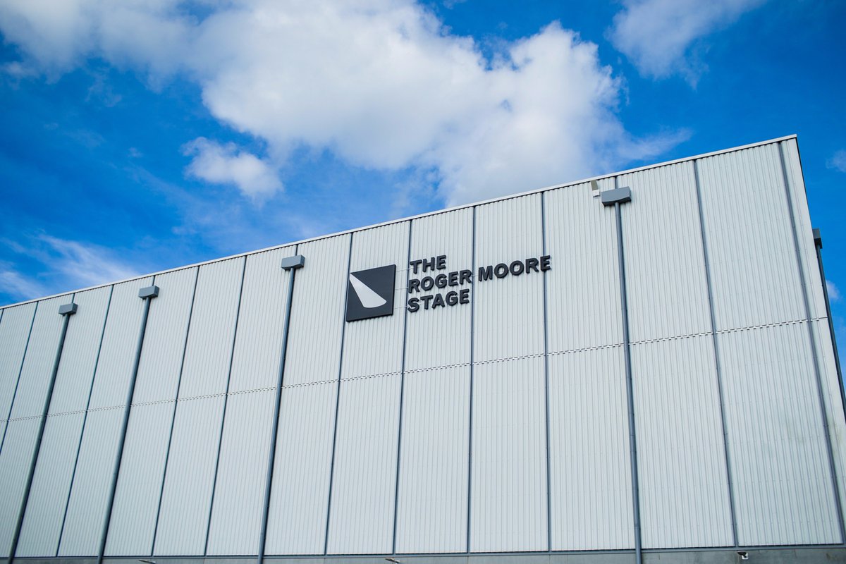 007's tweet photo. A new stage @PinewoodStudios has been dedicated to and named after the late Sir Roger Moore. https://t.co/xOgWP8F5Q8