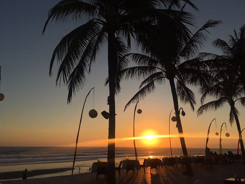 samayaseminyak's tweet photo. The Samaya's beautiful beachside setting allows you to enjoy the refreshing sea breeze, as well spectacular sunset… https://t.co/tlvaMwkjNw https://t.co/GFyk6htNn7