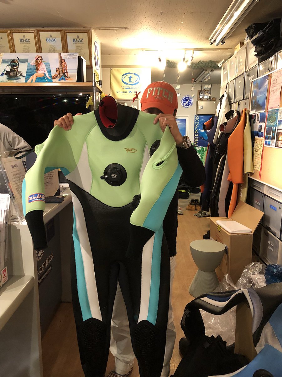 ダイビングスクール ブルーアース21都立大 Na Twitteru みなさんのドライスーツが続々と到着しています 今年の限定スーツはとても カッコいいですよ 女性限定スーツもあるのでご興味のある方はご連絡くださいね Be21都立大 スキューバダイビング ドライスーツ