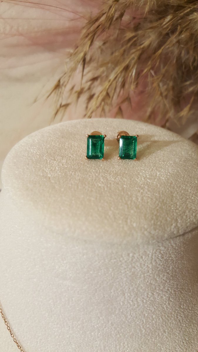 선명한 초록색을 사랑하시는 분들을 위해, 청명한 느낌의 에멜쿼츠를 소개드립니다:) 영화 위대한 유산 속 기네스펠트로의 그린 스타일링도 떠오르...