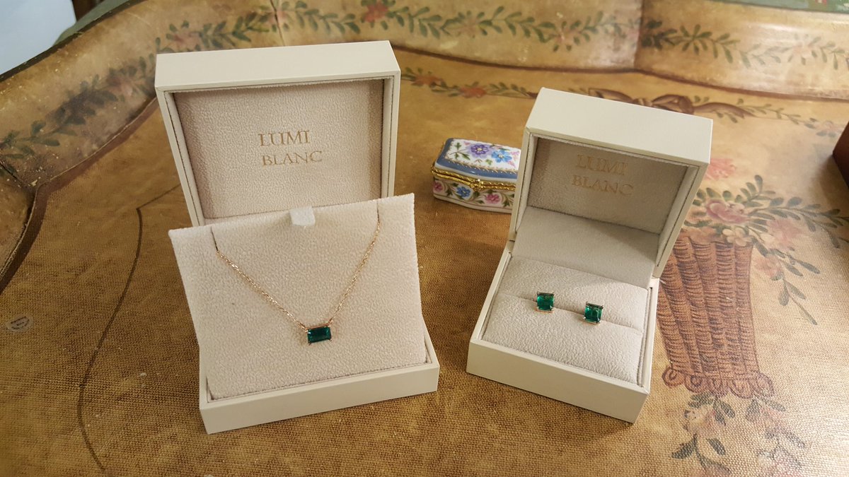 선명한 초록색을 사랑하시는 분들을 위해, 청명한 느낌의 에멜쿼츠를 소개드립니다:) 영화 위대한 유산 속 기네스펠트로의 그린 스타일링도 떠오르...