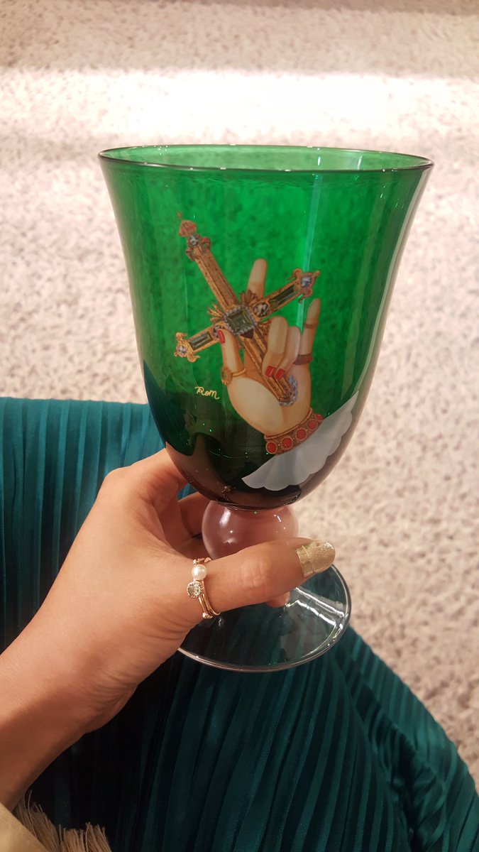 선명한 초록색을 사랑하시는 분들을 위해, 청명한 느낌의 에멜쿼츠를 소개드립니다:) 영화 위대한 유산 속 기네스펠트로의 그린 스타일링도 떠오르...