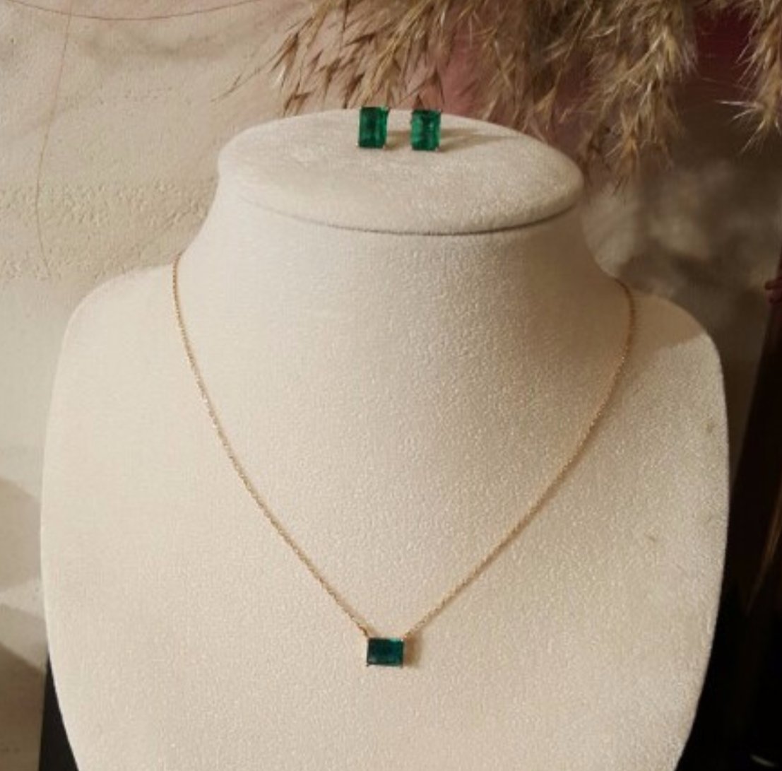 선명한 초록색을 사랑하시는 분들을 위해, 청명한 느낌의 에멜쿼츠를 소개드립니다:) 영화 위대한 유산 속 기네스펠트로의 그린 스타일링도 떠오르...