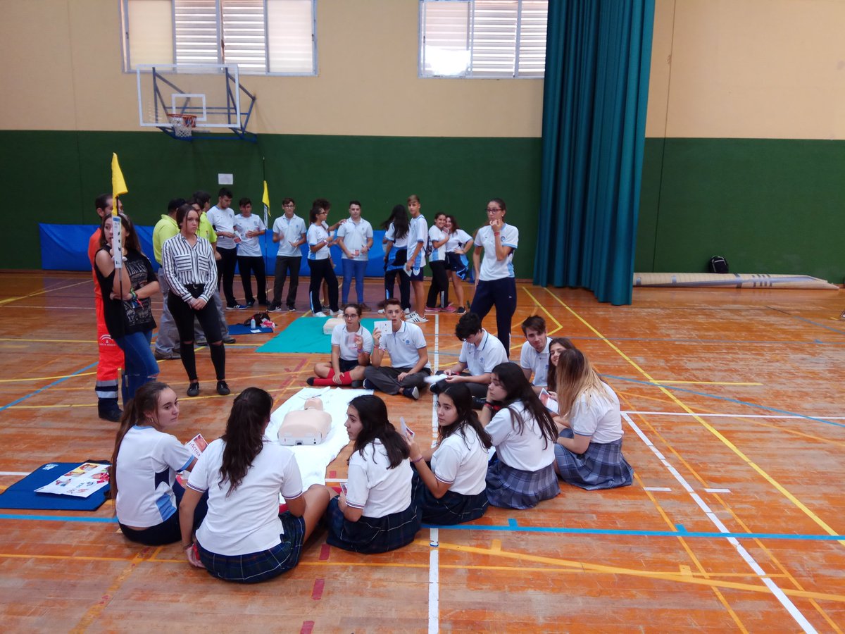 dxtsafa's tweet photo. L@s alumn@s de 4 ESO formándose en el Día europeo de la actuación ante la parada cardiorrespiratoria.#yoconsafa @SAFASanLuis @fundacionsafa https://t.co/qq3LlBEZZ1