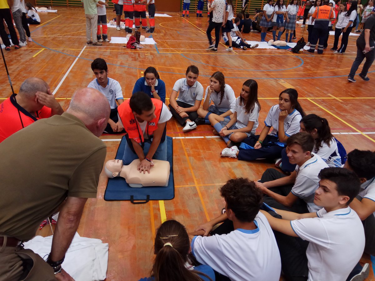 dxtsafa's tweet photo. L@s alumn@s de 4 ESO formándose en el Día europeo de la actuación ante la parada cardiorrespiratoria.#yoconsafa @SAFASanLuis @fundacionsafa https://t.co/qq3LlBEZZ1