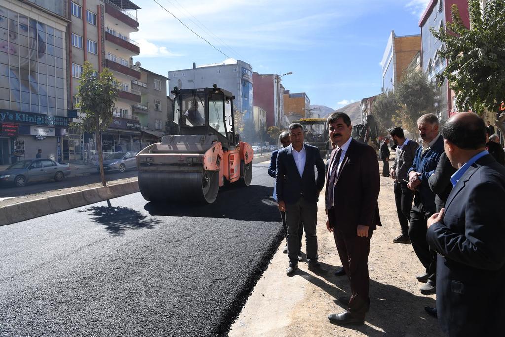 Feyat_ASYA's tweet photo. Altyapı çalışmaları sona eren istasyon caddesinde asfaltlama çalışmalarımız başlamıştır. Hayırlı olması dileğiyle... https://t.co/uQYa8qDHwU