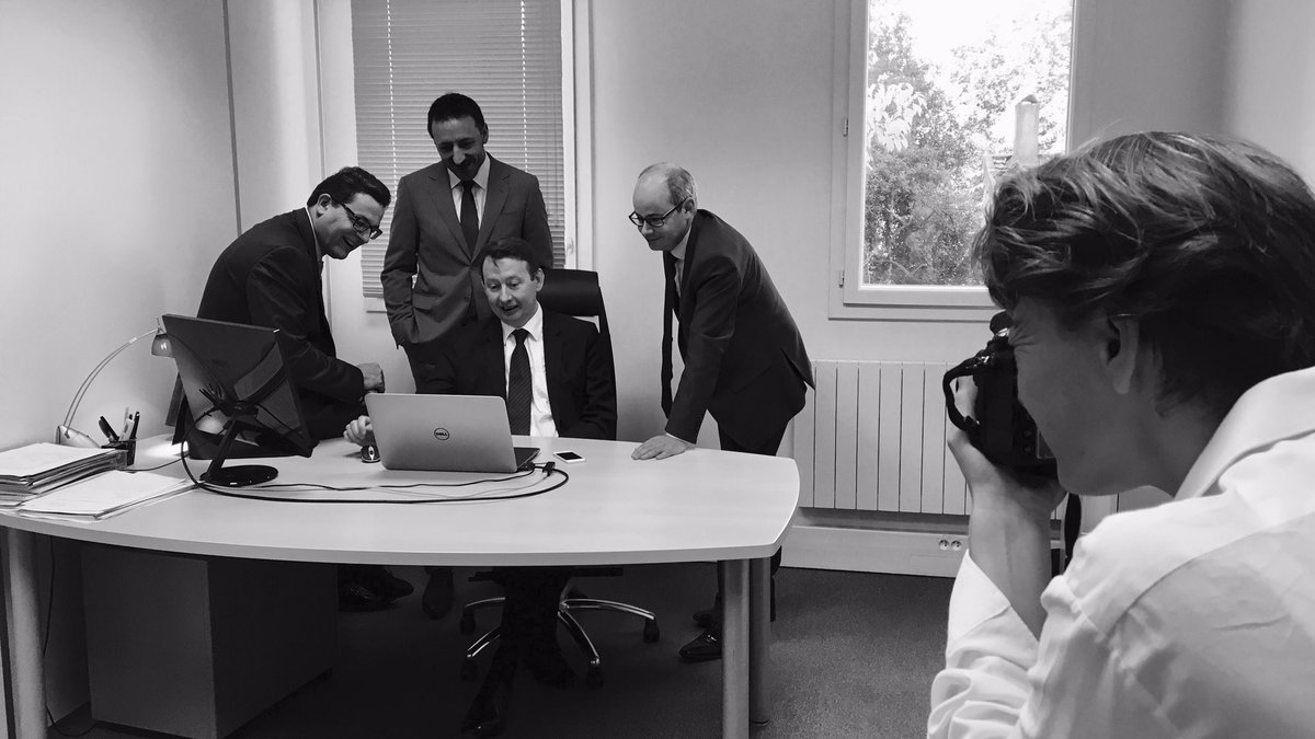 LobelliaConseil's tweet photo. En pleine séance photo, nos 4 associés ont tout donné ! #tropdestyle #business #corporate Merci à Florence la photographe et @OdileA https://t.co/kW21VayYXF