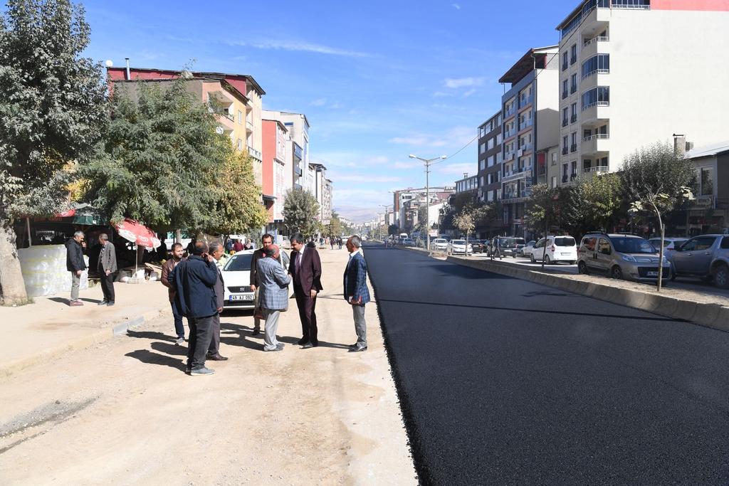 Feyat_ASYA's tweet photo. Altyapı çalışmaları sona eren istasyon caddesinde asfaltlama çalışmalarımız başlamıştır. Hayırlı olması dileğiyle... https://t.co/uQYa8qDHwU