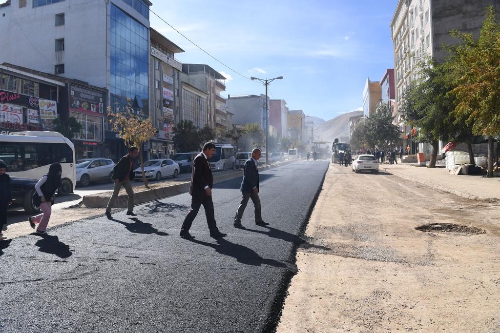 Feyat_ASYA's tweet photo. Altyapı çalışmaları sona eren istasyon caddesinde asfaltlama çalışmalarımız başlamıştır. Hayırlı olması dileğiyle... https://t.co/uQYa8qDHwU