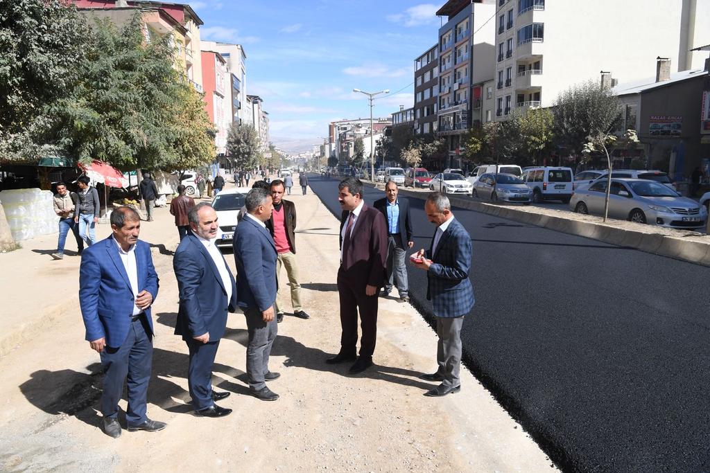 Feyat_ASYA's tweet photo. Altyapı çalışmaları sona eren istasyon caddesinde asfaltlama çalışmalarımız başlamıştır. Hayırlı olması dileğiyle... https://t.co/uQYa8qDHwU