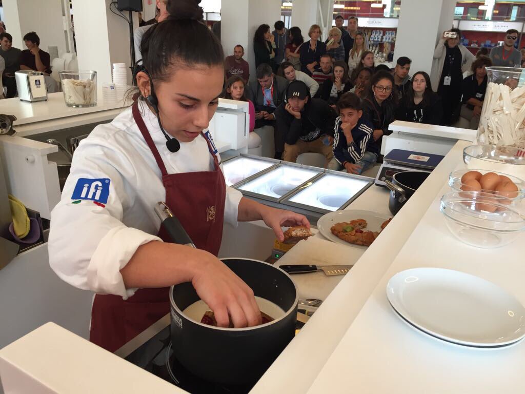 cibovagare's tweet photo. Nell’Area Gelato Live IFI è l’ora del #gelato in #trattoria! La #cucina di #DaAmerigo1934 si trasferisce da #GelatoPopApp. #MilanoGolosa2017 https://t.co/i6I7mDugmq