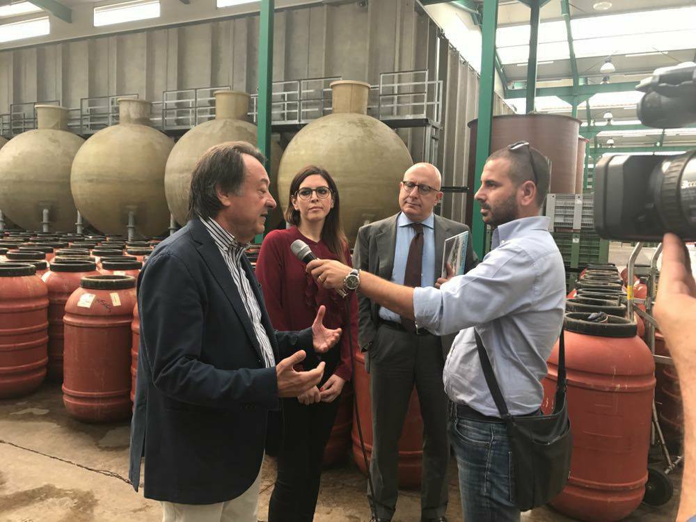 UdS_SN's tweet photo. @gaearmao a #Castelvetrano insieme a Silvia Calvanico per visitare l'eccellenza dell'azienda olivicola #Curaba. #DifenderemoLaSicilia https://t.co/lZIimls1Un