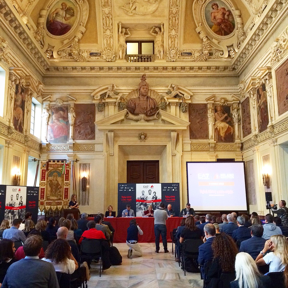 runnersworldITA's tweet photo. Conferenza stampa della #EA7 Emporio Armani #MilanoMarathon del 8 aprile 2018 dalla Sala Alessi di Palazzo Marino #runfastlivecool https://t.co/HNEbk7iZpf