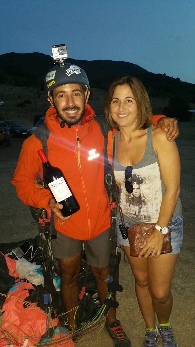 BodegasNabal's tweet photo. Entrega de los de premios #BodegasNabal a los mejores voladores en #FIVAL (Festival Internacional de Vuelo de Algodonales). #vino https://t.co/uH4PtMirnB