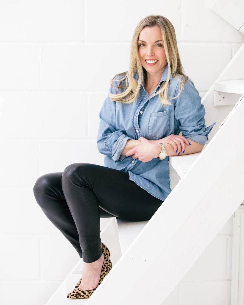 yolandedevries's tweet photo. Another shot from @nsbremner #creativeheadshot session for the cover of her book BRICKING IT, currently top sellin… https://t.co/0O1jW67zWO https://t.co/XbytaG6dcm