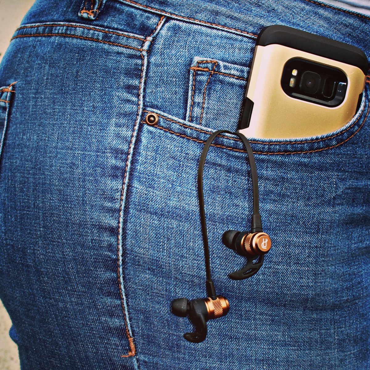 Phonfamily's tweet photo. Your day could get so much better with music. #TakeTheMusicWithYou #mondaymotivation #ioClassic #gold #wireless #earphones #phonaudio https://t.co/wK8mrBbZWE