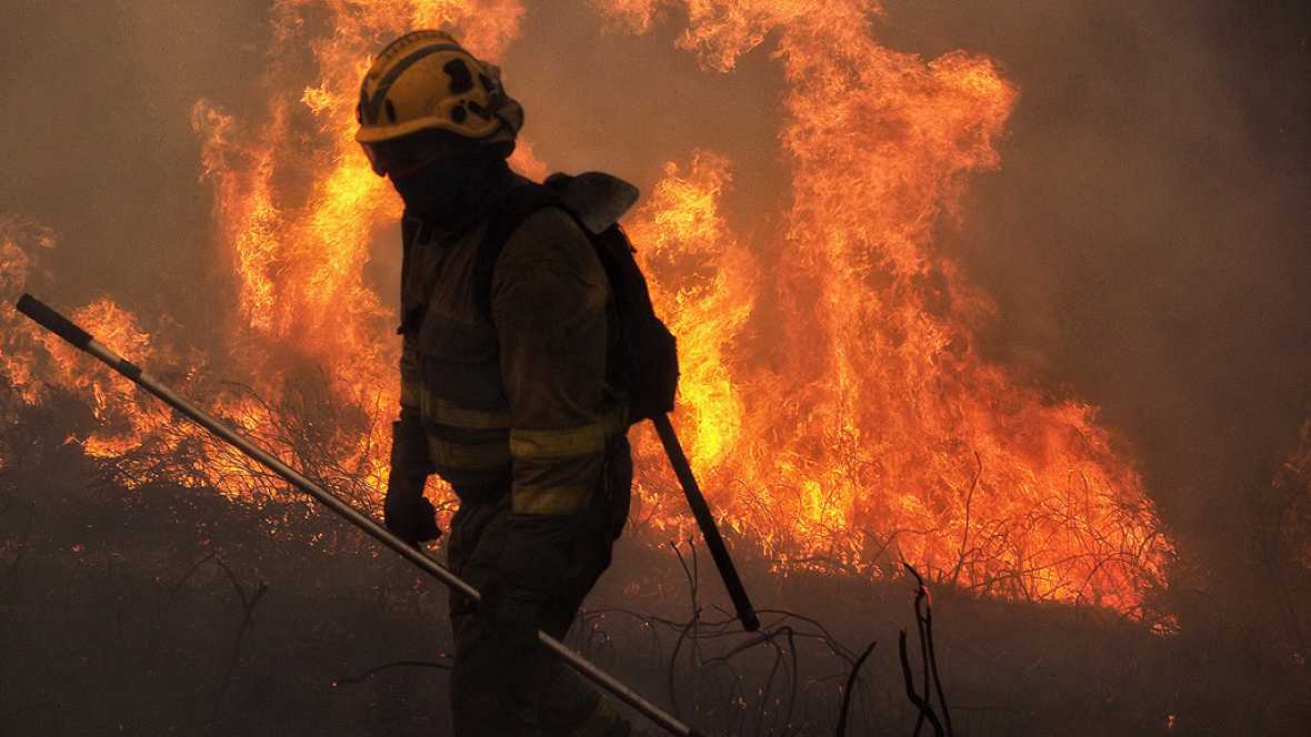sergi_novo's tweet photo. Al final se querrán independizar hasta los gallegos. 10.000 agentes para quitar urnas y sólo 300 para apagar un infierno... #QueimanGalicia https://t.co/PLotOihJYS