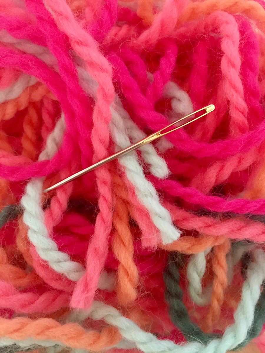 Nog een paar draadjes afhechten en dan kan ie mee naar de <a href="/breidag/">breidag</a> #sneakpeak #phillooping #Ritsin #standnummer9 #zwolle #mytown