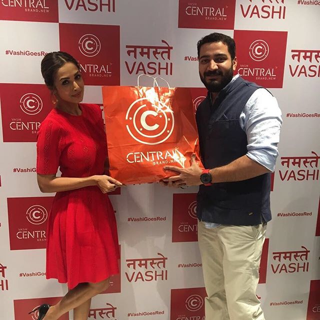 BollywoodUncut's tweet photo. #MalaikaArora Look Sexy & Stunning During Launch Of #CentralStore In #Vashi #VashiGoesRed View More 👉https://t.co/UzaHRgJDPJ https://t.co/2Tv8HdG3K3