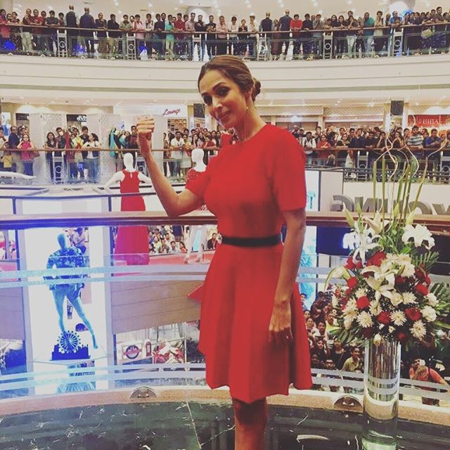 BollywoodUncut's tweet photo. #MalaikaArora Look Sexy & Stunning During Launch Of #CentralStore In #Vashi #VashiGoesRed View More 👉https://t.co/UzaHRgJDPJ https://t.co/2Tv8HdG3K3