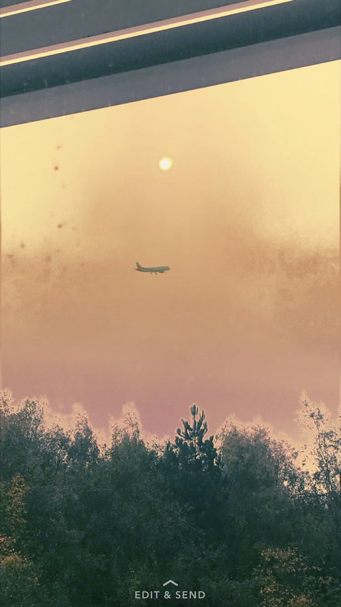 _isobelaa's tweet photo. Took a pic of the red sun and when I put a filter on it a plane appeared that no one could see? 🙃 Count me out this is some weird shit 🙅🏼 https://t.co/hXMUN6uE0H