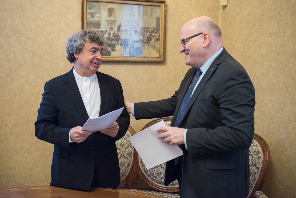 CzechPhil's tweet photo. It is with great joy we announce that Semyon Bychkov has just been confirmed as the Chief Conductor designate of the Czech Philharmonic. https://t.co/jeMPNY16PK