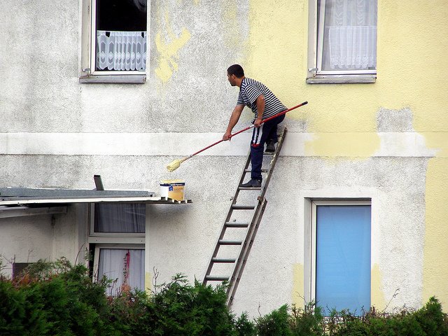 brush_mate's tweet photo. We think that this guy would definitely benefit from using a Brush Mate #CanHandle, don't you think? #brushmate #decorating #trade #ladder https://t.co/GEkpzkjbuN