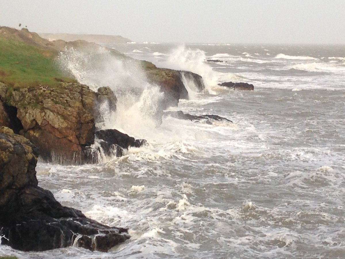 RomanyStone's tweet image. Batten down the hatches! stay safe everyone..👍#Ophelia #opheliahurricane #brittasbay #wicklow #irishcoast