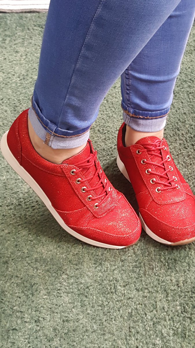 SantaCharity's tweet photo. @CitizenAwards @lonniemayne it's official I have my very own Santa needs her #redspiration #redshoes #redshoeliving #SecretSantaOx https://t.co/GOU9jczVCx
