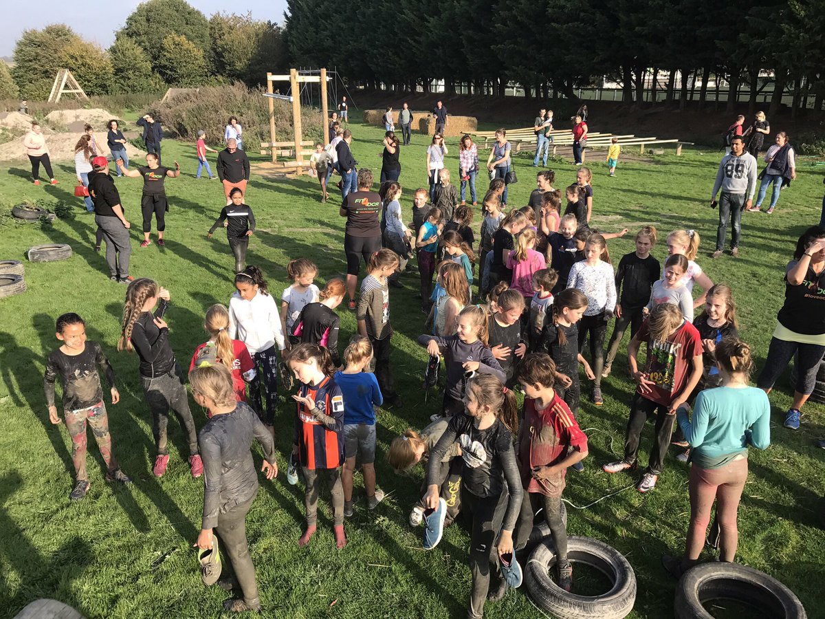 HitchinBelles's tweet photo. Great team building event yesterday at @fit4ocr Baldock for some of our teams - thanks to the u10 coaches for sorting the great weather 🤘🏻☀️ https://t.co/4F4igj9unR