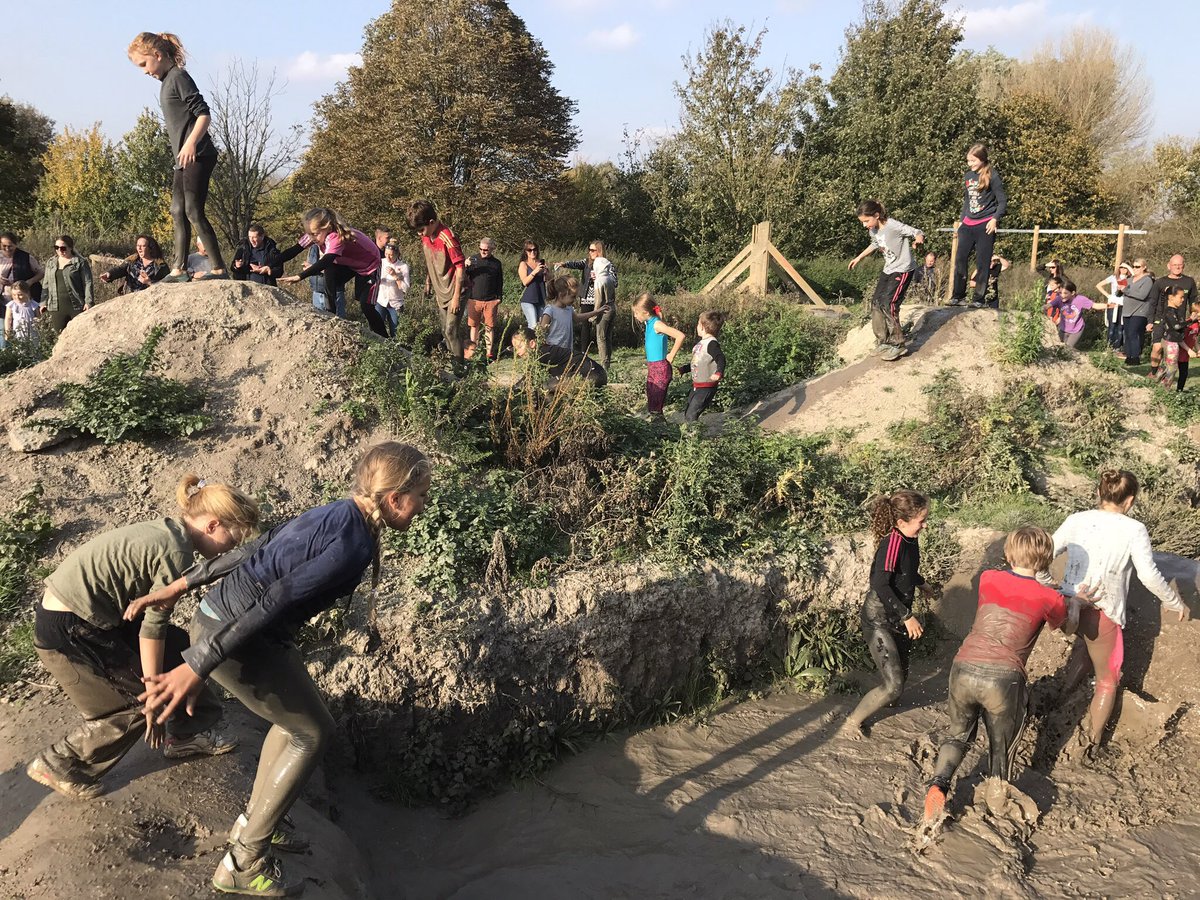 HitchinBelles's tweet photo. Great team building event yesterday at @fit4ocr Baldock for some of our teams - thanks to the u10 coaches for sorting the great weather 🤘🏻☀️ https://t.co/4F4igj9unR