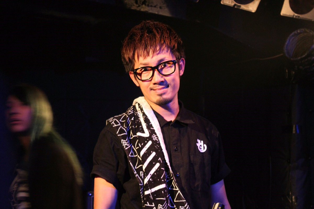 Miyo_c34's tweet photo. 今気がついたんですが、今日はvo.masatomo @ROA_masatomo の誕生日でした₍₍⁽⁽(ી(◔‿ゝ◔)ʃ)₎₎⁾⁾
みんな、祝えー！！
まさともに酒を！
#ROA
#masatomo
#酒を https://t.co/1cuRkOES0p