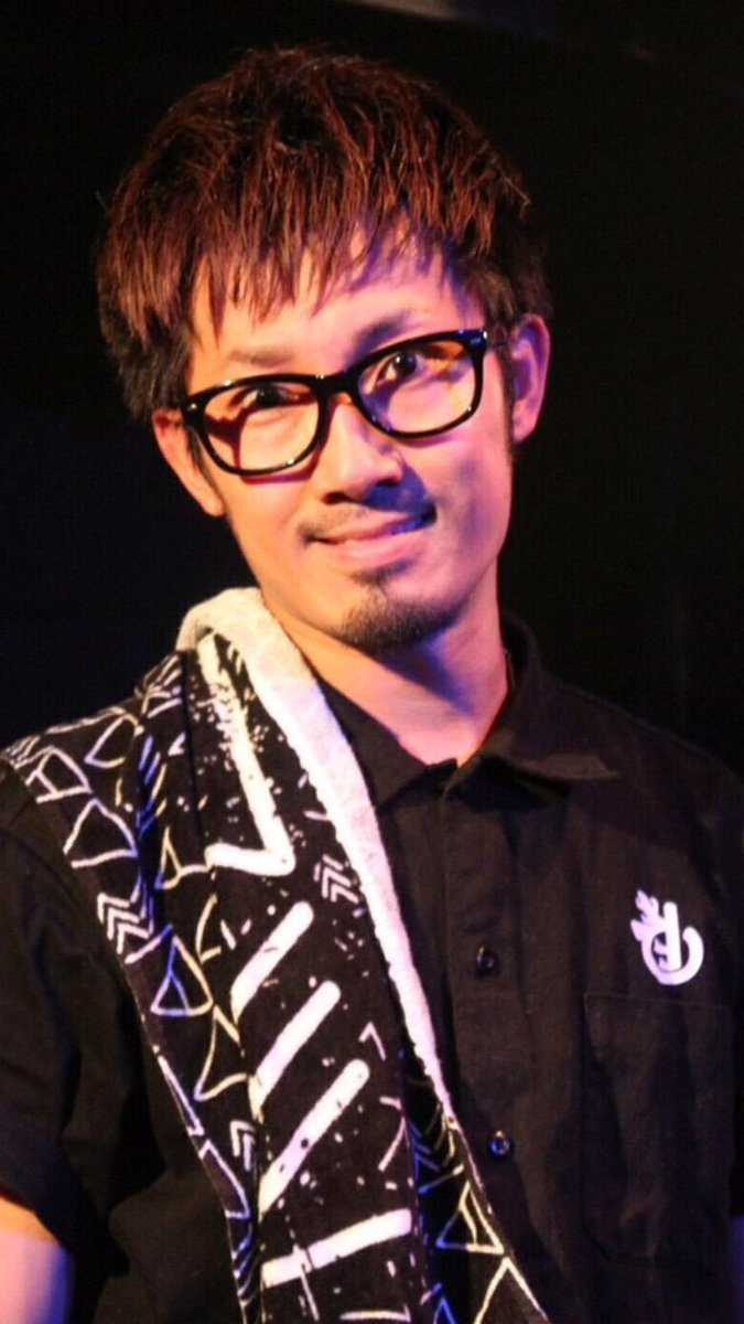Miyo_c34's tweet photo. 今気がついたんですが、今日はvo.masatomo @ROA_masatomo の誕生日でした₍₍⁽⁽(ી(◔‿ゝ◔)ʃ)₎₎⁾⁾
みんな、祝えー！！
まさともに酒を！
#ROA
#masatomo
#酒を https://t.co/1cuRkOES0p