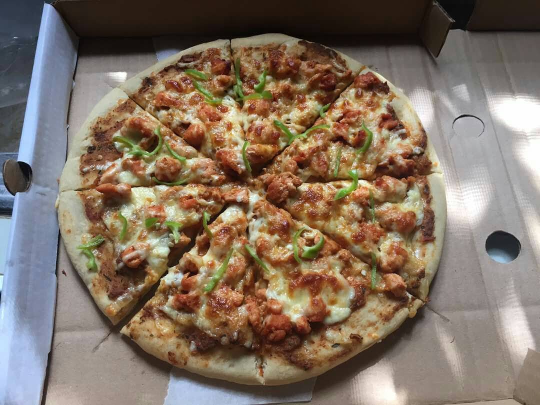 hajjii__a's tweet photo. Hot Chicken BBQ pizza #pizzapallazo #chickenbbqpizza https://t.co/NLe11SVEqW