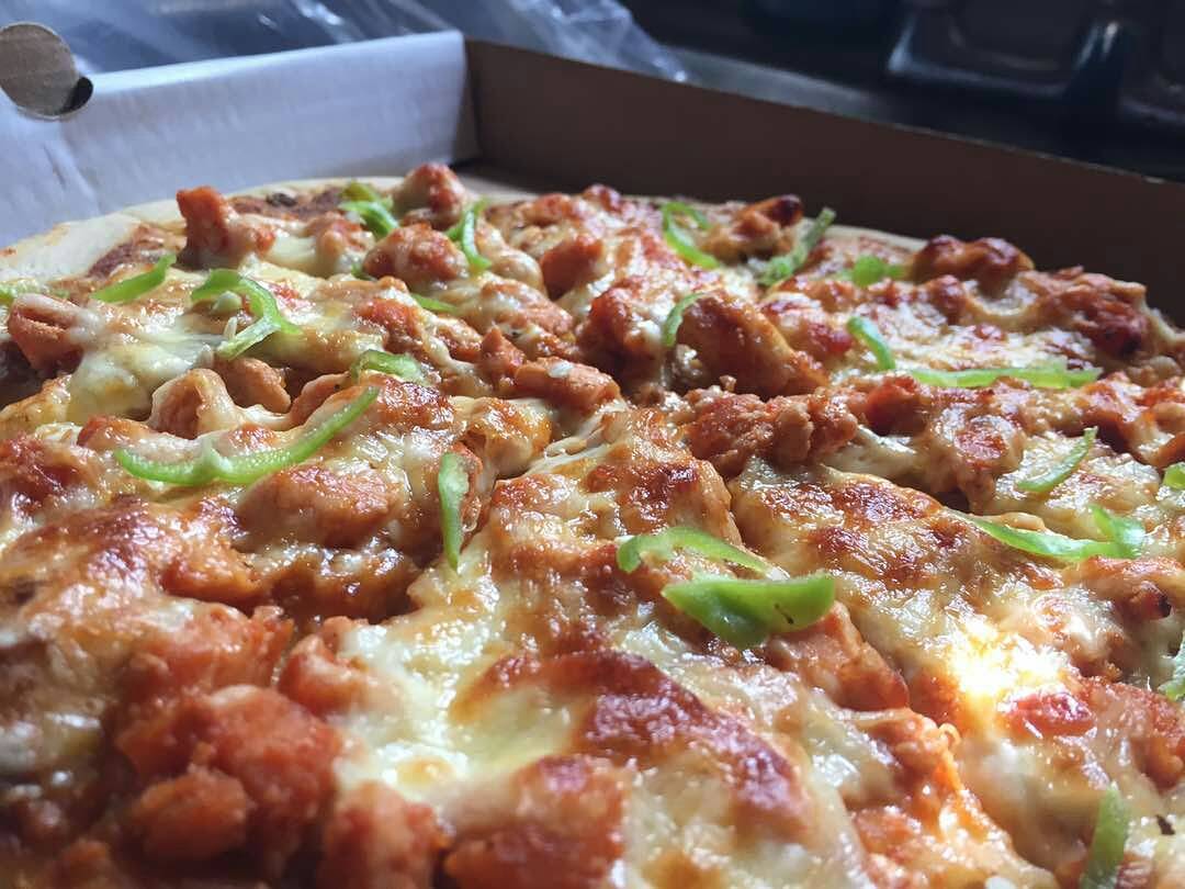 hajjii__a's tweet photo. Hot Chicken BBQ pizza #pizzapallazo #chickenbbqpizza https://t.co/NLe11SVEqW