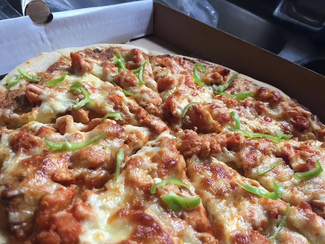 hajjii__a's tweet photo. Hot Chicken BBQ pizza #pizzapallazo #chickenbbqpizza https://t.co/NLe11SVEqW