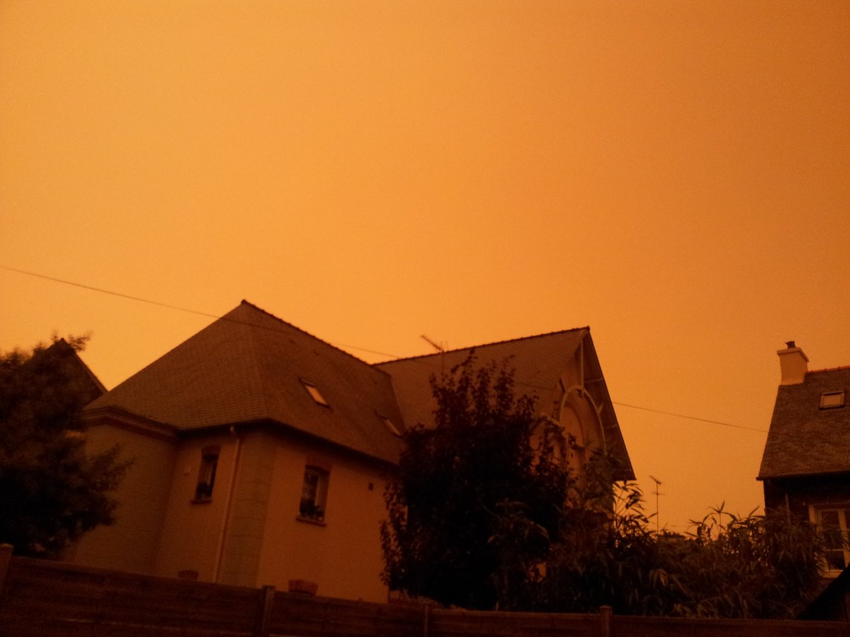 NicTopt's tweet photo. Un incendie au Portugal et une tempête de sable au Sahara produit un  ciel tout jaune et sombre ici en Bretagne. Il fait presque nuit à 13H https://t.co/VP1ohivEXW