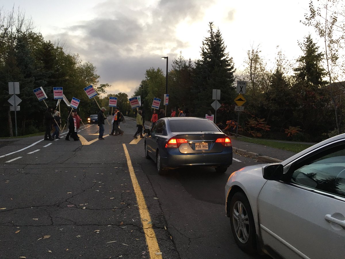 ClaudineRichard's tweet photo. Circulation perturbée à l’entrée de différents collèges en #Ontario avec le début de la grève des professeurs @lesmatinsdici #iciottgat https://t.co/vVBfnjhV08