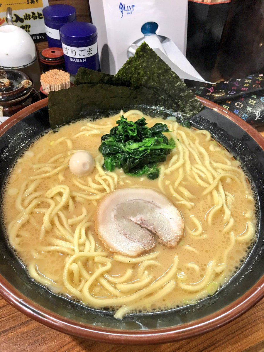 MPTY8's tweet photo. スタジオ後はラーメン率高め。
この大きさ写真じゃ伝わらないな。
スネアぐらいの大きさある特盛。
ご飯の大盛りもたいらげました。 https://t.co/9McUFC6n6p