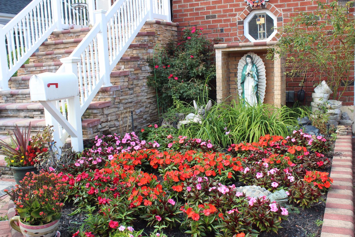 VSR_Landscaping's tweet photo. Before fall kicks and brings in the cold, come check out some of our work! #VSRoses https://t.co/k8yF3qGoJU https://t.co/FgG7Z5e8oa